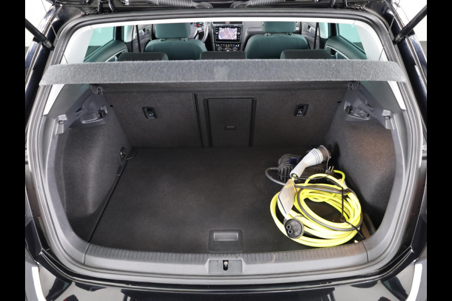 Volkswagen e-Golf E-DITION 136 pk | Navigatie | Parkeersensoren | Achteruitrijcamera | Adaptieve cruise control | Stoelverwarming |