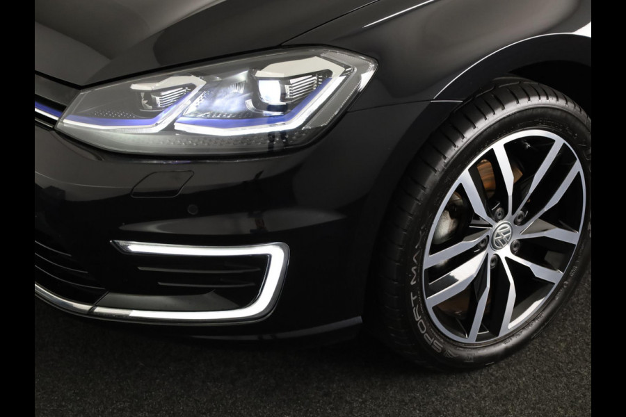 Volkswagen e-Golf E-DITION 136 pk | Navigatie | Parkeersensoren | Achteruitrijcamera | Adaptieve cruise control | Stoelverwarming |