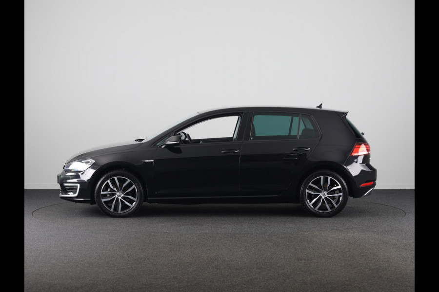 Volkswagen e-Golf E-DITION 136 pk | Navigatie | Parkeersensoren | Achteruitrijcamera | Adaptieve cruise control | Stoelverwarming |