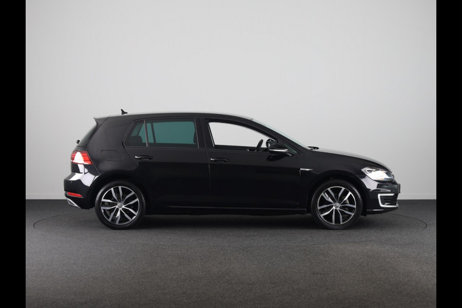 Volkswagen e-Golf E-DITION 136 pk | Navigatie | Parkeersensoren | Achteruitrijcamera | Adaptieve cruise control | Stoelverwarming |