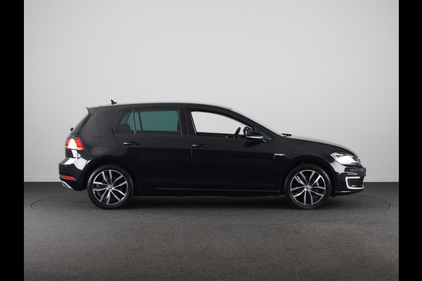 Volkswagen e-Golf E-DITION 136 pk | Navigatie | Parkeersensoren | Achteruitrijcamera | Adaptieve cruise control | Stoelverwarming |