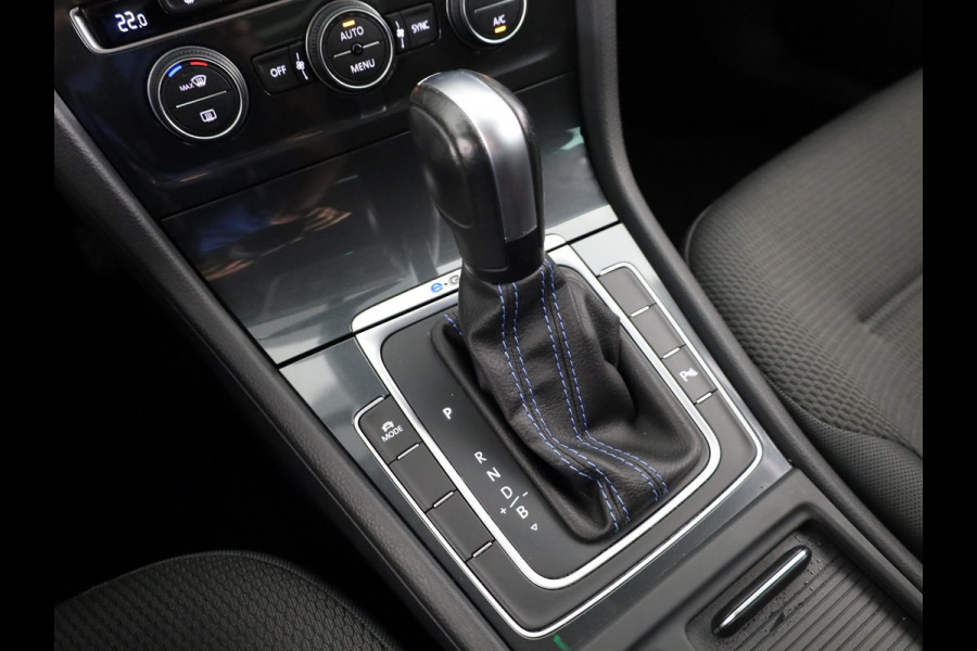 Volkswagen e-Golf E-DITION 136 pk | Navigatie | Parkeersensoren | Achteruitrijcamera | Adaptieve cruise control | Stoelverwarming |