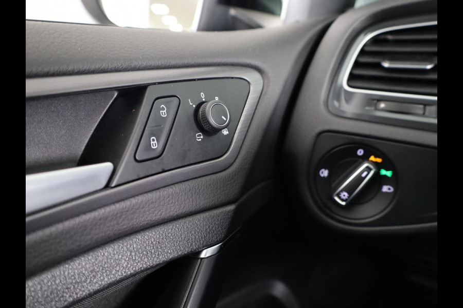 Volkswagen e-Golf E-DITION 136 pk | Navigatie | Parkeersensoren | Achteruitrijcamera | Adaptieve cruise control | Stoelverwarming |