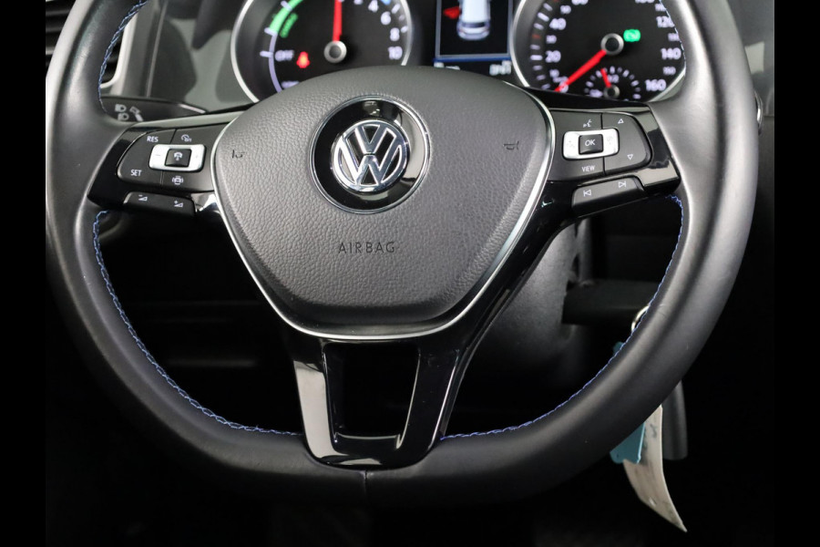 Volkswagen e-Golf E-DITION 136 pk | Navigatie | Parkeersensoren | Achteruitrijcamera | Adaptieve cruise control | Stoelverwarming |