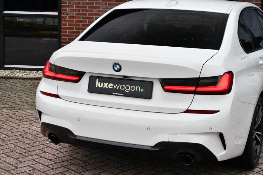 BMW 3-serie 320i M-Sport Pano 19inch Laser HiFi Shadowline