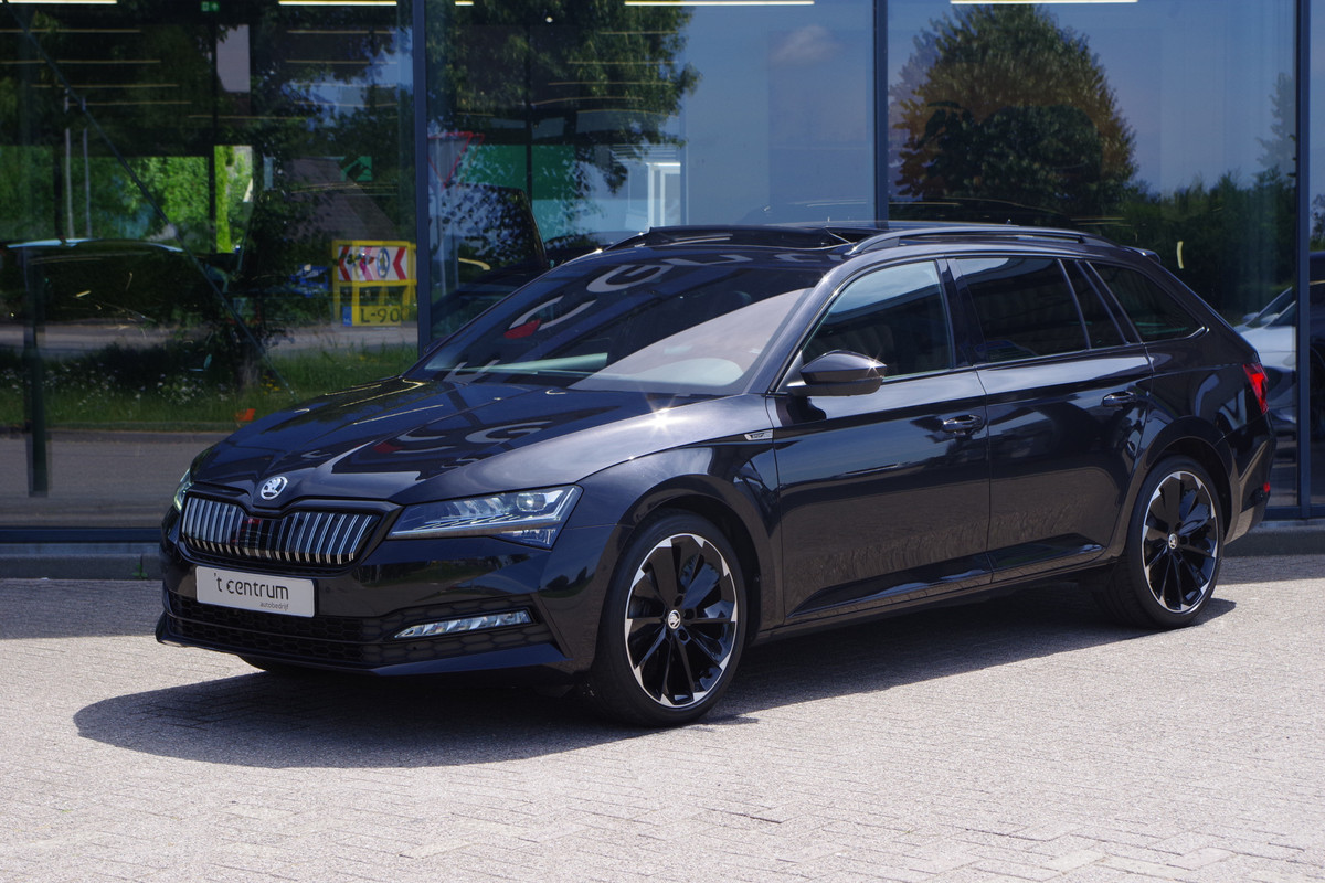 Škoda Superb Combi 1.4 TSI iV Sportline Business 218 PK PHEV, Panoramadak, Trekhaak, Winterpakket Škoda Superb Combi 1.4 TSI iV Sportline Business 218 PK PHEV, Panoramadak, Trekhaak, Winterpakket