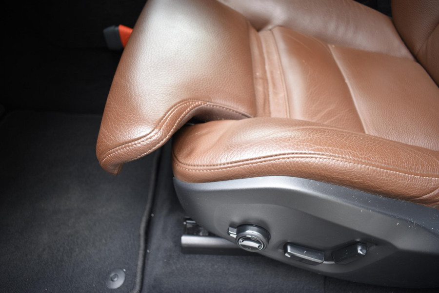 Volvo XC60 T6 340PK Automaat Plug-in Hybrid AWD Business Pro / Adaptive Cruise / Leer / Elektrische stoelen / Stoelverwarming / Stuurverwarming / Elektr. achterklep  / Achteruitrijcamera / Schuifdak