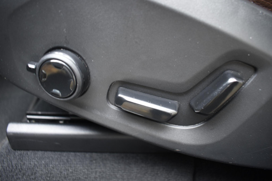 Volvo XC60 T6 340PK Automaat Plug-in Hybrid AWD Business Pro / Adaptive Cruise / Leer / Elektrische stoelen / Stoelverwarming / Stuurverwarming / Elektr. achterklep  / Achteruitrijcamera / Schuifdak