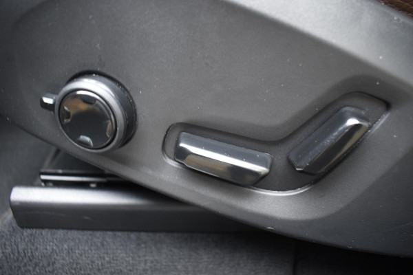 Volvo XC60 T6 340PK Automaat Plug-in Hybrid AWD Business Pro / Adaptive Cruise / Leer / Elektrische stoelen / Stoelverwarming / Stuurverwarming / Elektr. achterklep  / Achteruitrijcamera / Schuifdak