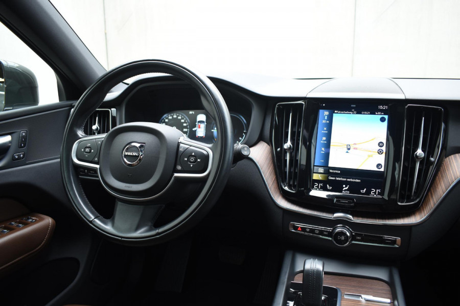 Volvo XC60 T6 340PK Automaat Plug-in Hybrid AWD Business Pro / Adaptive Cruise / Leer / Elektrische stoelen / Stoelverwarming / Stuurverwarming / Elektr. achterklep  / Achteruitrijcamera / Schuifdak