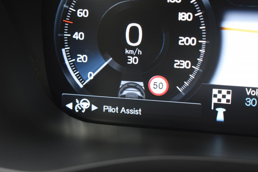 Volvo XC60 T6 340PK Automaat Plug-in Hybrid AWD Business Pro / Adaptive Cruise / Leer / Elektrische stoelen / Stoelverwarming / Stuurverwarming / Elektr. achterklep  / Achteruitrijcamera / Schuifdak