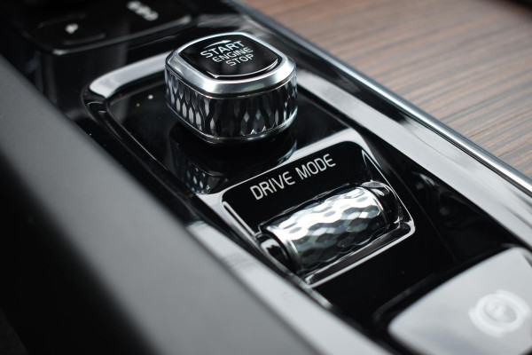 Volvo XC60 T6 340PK Automaat Plug-in Hybrid AWD Business Pro / Adaptive Cruise / Leer / Elektrische stoelen / Stoelverwarming / Stuurverwarming / Elektr. achterklep  / Achteruitrijcamera / Schuifdak