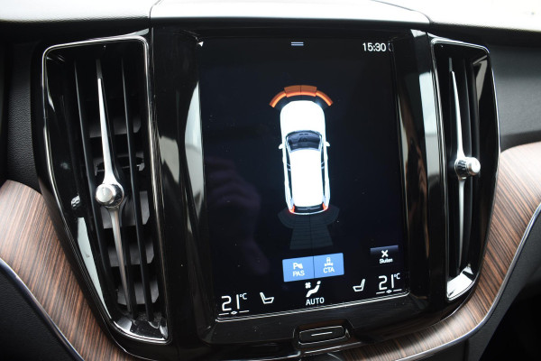 Volvo XC60 T6 340PK Automaat Plug-in Hybrid AWD Business Pro / Adaptive Cruise / Leer / Elektrische stoelen / Stoelverwarming / Stuurverwarming / Elektr. achterklep  / Achteruitrijcamera / Schuifdak