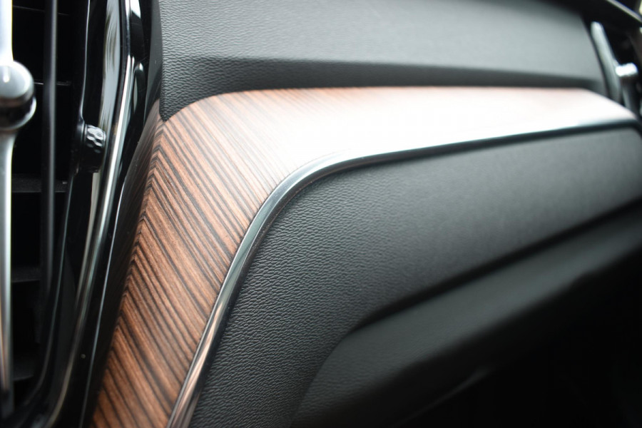 Volvo XC60 T6 340PK Automaat Plug-in Hybrid AWD Business Pro / Adaptive Cruise / Leer / Elektrische stoelen / Stoelverwarming / Stuurverwarming / Elektr. achterklep  / Achteruitrijcamera / Schuifdak
