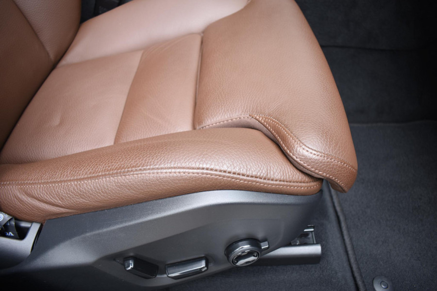 Volvo XC60 T6 340PK Automaat Plug-in Hybrid AWD Business Pro / Adaptive Cruise / Leer / Elektrische stoelen / Stoelverwarming / Stuurverwarming / Elektr. achterklep  / Achteruitrijcamera / Schuifdak