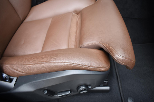 Volvo XC60 T6 340PK Automaat Plug-in Hybrid AWD Business Pro / Adaptive Cruise / Leer / Elektrische stoelen / Stoelverwarming / Stuurverwarming / Elektr. achterklep  / Achteruitrijcamera / Schuifdak