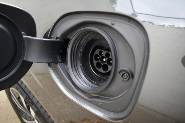 Volvo XC60 T6 340PK Automaat Plug-in Hybrid AWD Business Pro / Adaptive Cruise / Leer / Elektrische stoelen / Stoelverwarming / Stuurverwarming / Elektr. achterklep  / Achteruitrijcamera / Schuifdak
