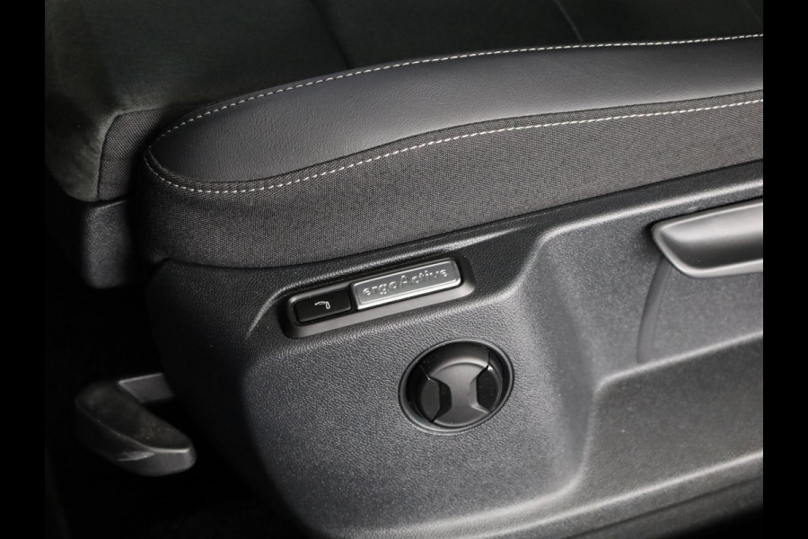Volkswagen T-Roc 1.5 TSI Style 150 PK DSG | Trekhaak afneembaar | Navigatie | Stoel verwarming en massage | Leer/Alcantara |