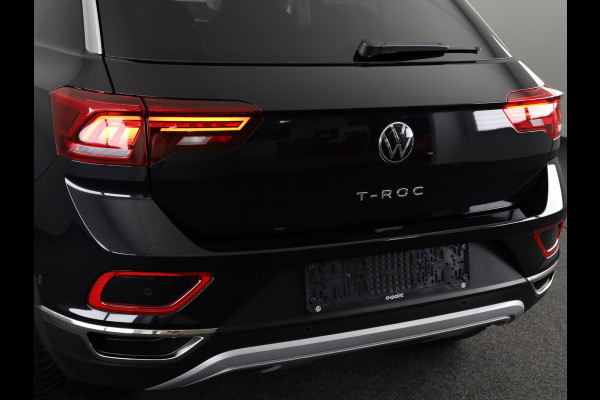 Volkswagen T-Roc 1.5 TSI Style 150 PK DSG | Trekhaak afneembaar | Navigatie | Stoel verwarming en massage | Leer/Alcantara |
