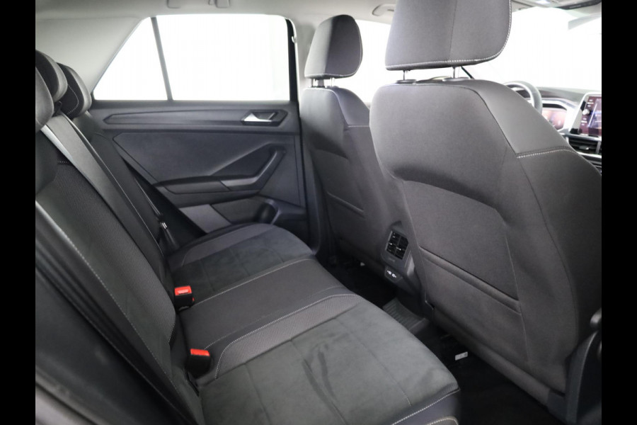 Volkswagen T-Roc 1.5 TSI Style 150 PK DSG | Trekhaak afneembaar | Navigatie | Stoel verwarming en massage | Leer/Alcantara |
