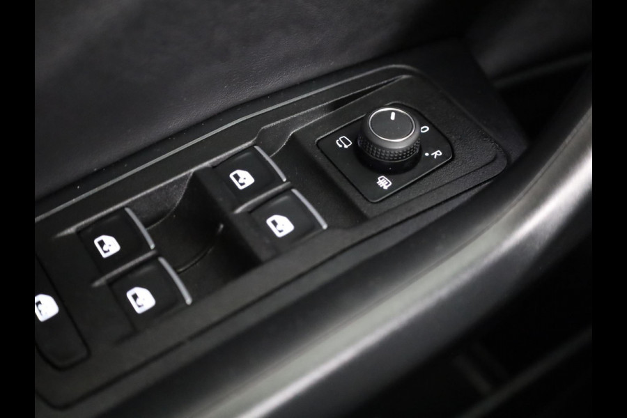 Volkswagen T-Roc 1.5 TSI Style 150 PK DSG | Trekhaak afneembaar | Navigatie | Stoel verwarming en massage | Leer/Alcantara |