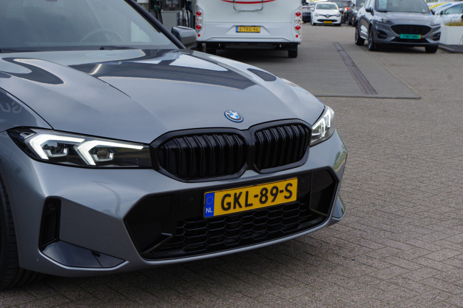 BMW 3 Serie Touring 320e M-Sport 204 PK PHEV, Panoramadak, Camera, Memory, Head-Up