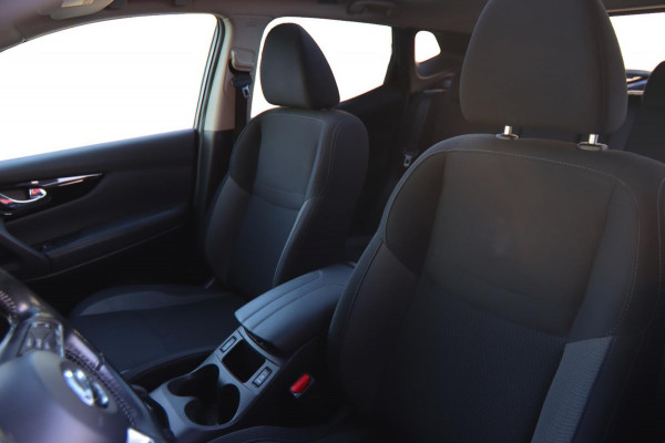 Nissan QASHQAI 160PK Aut. Pano Stoelverw. Navi Camera Climate Pdc Winterpack Isofix Comfortstoelen