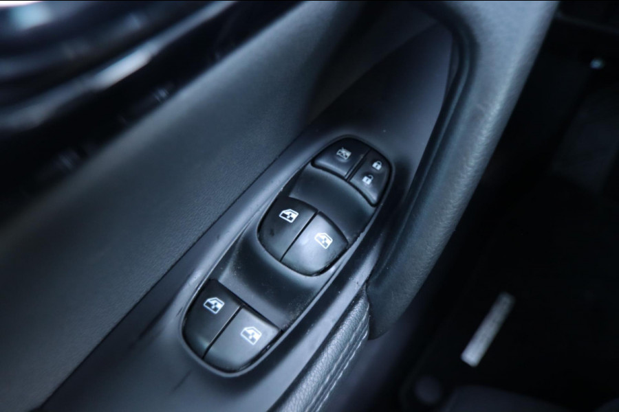 Nissan QASHQAI 160PK Aut. Pano Stoelverw. Navi Camera Climate Pdc Winterpack Isofix Comfortstoelen