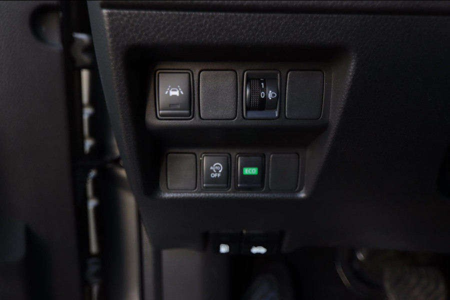 Nissan QASHQAI 160PK Aut. Pano Stoelverw. Navi Camera Climate Pdc Winterpack Isofix Comfortstoelen