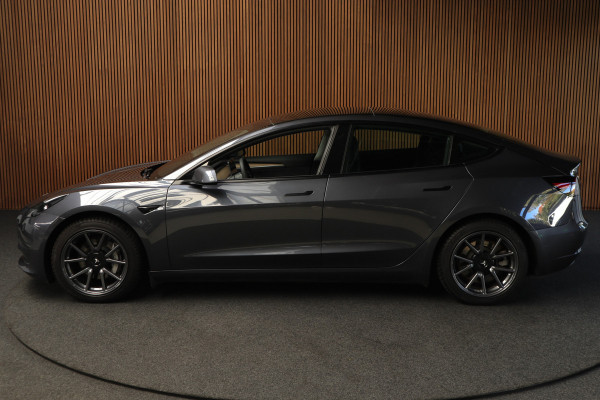 Tesla Model 3 Long Range AWD Dual Motor 75 kWh Autopilot ACC 360° Stuurverwarming Leer PDC Navi Panoramadak Elektr. achterklep Stoelverwarming voor & achter Climate voor & achter LM velgen BTW auto! Nieuw!
