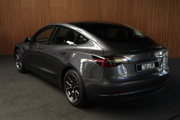 Tesla Model 3 Long Range AWD Dual Motor 75 kWh Autopilot ACC 360° Stuurverwarming Leer PDC Navi Panoramadak Elektr. achterklep Stoelverwarming voor & achter Climate voor & achter LM velgen BTW auto! Nieuw!