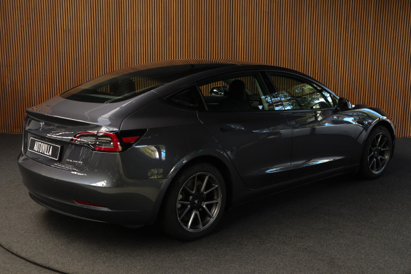 Tesla Model 3 Long Range AWD Dual Motor 75 kWh Autopilot ACC 360° Stuurverwarming Leer PDC Navi Panoramadak Elektr. achterklep Stoelverwarming voor & achter Climate voor & achter LM velgen BTW auto! Nieuw!