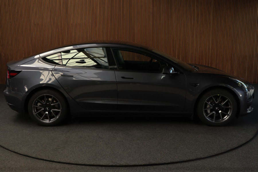 Tesla Model 3 Long Range AWD Dual Motor 75 kWh Autopilot ACC 360° Stuurverwarming Leer PDC Navi Panoramadak Elektr. achterklep Stoelverwarming voor & achter Climate voor & achter LM velgen BTW auto! Nieuw!