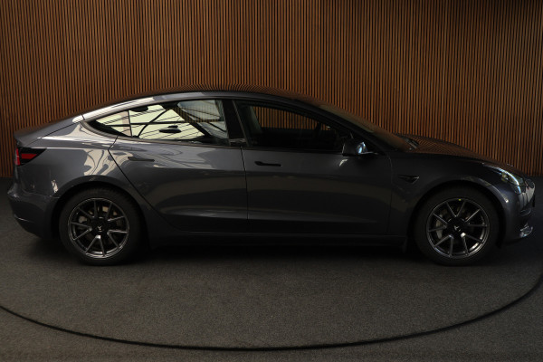 Tesla Model 3 Long Range AWD Dual Motor 75 kWh Autopilot ACC 360° Stuurverwarming Leer PDC Navi Panoramadak Elektr. achterklep Stoelverwarming voor & achter Climate voor & achter LM velgen BTW auto! Nieuw!