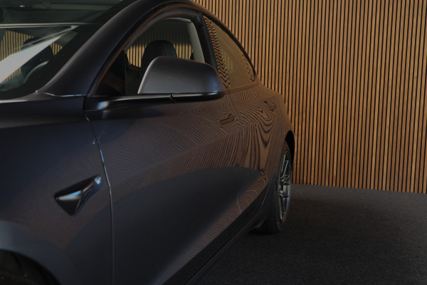 Tesla Model 3 Long Range AWD Dual Motor 75 kWh Autopilot ACC 360° Stuurverwarming Leer PDC Navi Panoramadak Elektr. achterklep Stoelverwarming voor & achter Climate voor & achter LM velgen BTW auto! Nieuw!