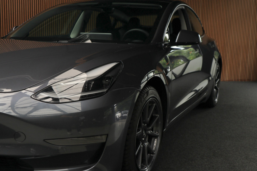 Tesla Model 3 Long Range AWD Dual Motor 75 kWh Autopilot ACC 360° Stuurverwarming Leer PDC Navi Panoramadak Elektr. achterklep Stoelverwarming voor & achter Climate voor & achter LM velgen BTW auto! Nieuw!