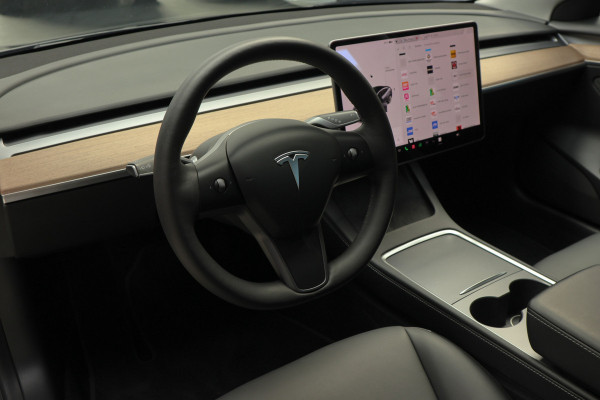 Tesla Model 3 Long Range AWD Dual Motor 75 kWh Autopilot ACC 360° Stuurverwarming Leer PDC Navi Panoramadak Elektr. achterklep Stoelverwarming voor & achter Climate voor & achter LM velgen BTW auto! Nieuw!