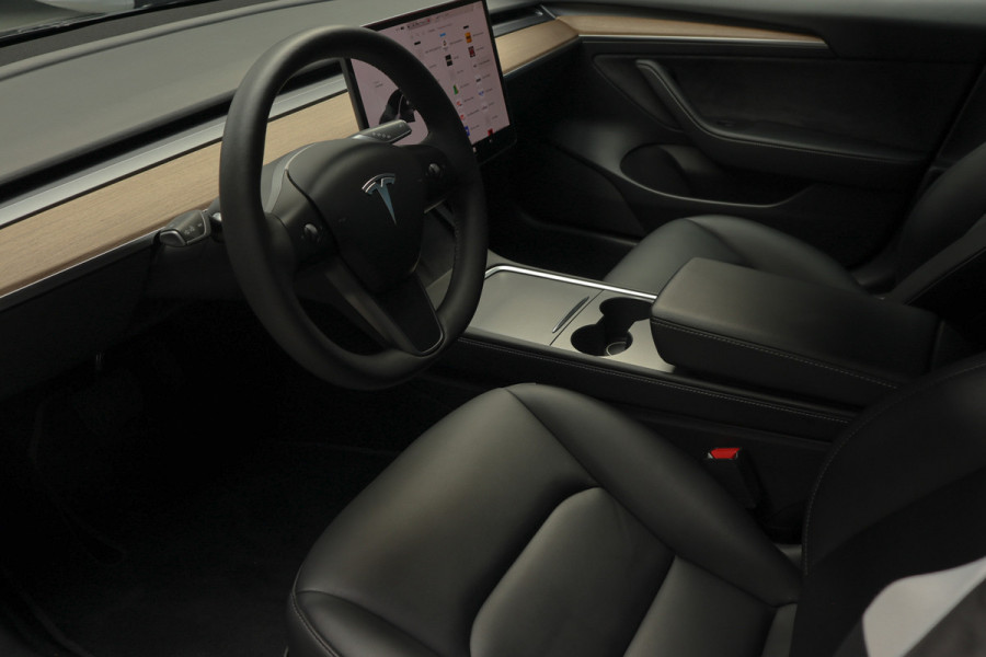 Tesla Model 3 Long Range AWD Dual Motor 75 kWh Autopilot ACC 360° Stuurverwarming Leer PDC Navi Panoramadak Elektr. achterklep Stoelverwarming voor & achter Climate voor & achter LM velgen BTW auto! Nieuw!