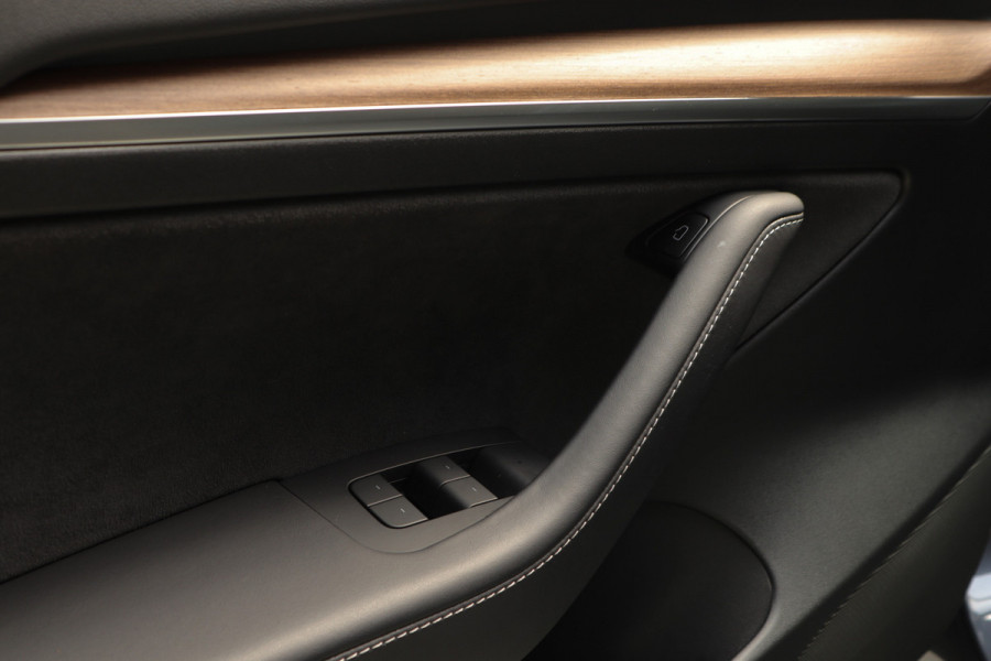 Tesla Model 3 Long Range AWD Dual Motor 75 kWh Autopilot ACC 360° Stuurverwarming Leer PDC Navi Panoramadak Elektr. achterklep Stoelverwarming voor & achter Climate voor & achter LM velgen BTW auto! Nieuw!