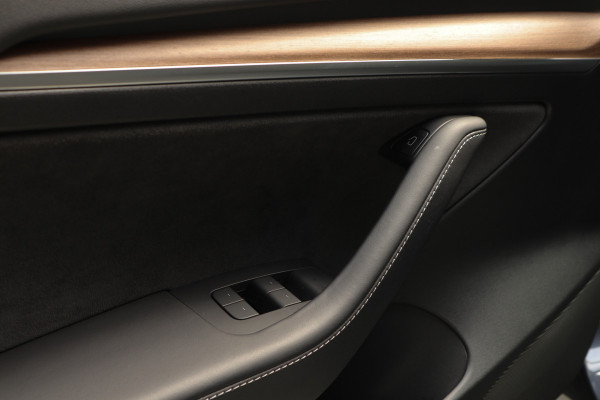Tesla Model 3 Long Range AWD Dual Motor 75 kWh Autopilot ACC 360° Stuurverwarming Leer PDC Navi Panoramadak Elektr. achterklep Stoelverwarming voor & achter Climate voor & achter LM velgen BTW auto! Nieuw!