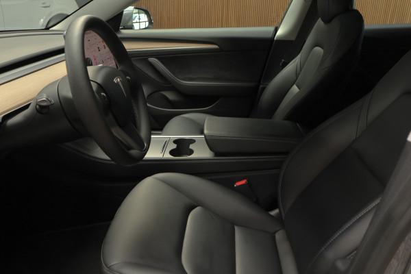 Tesla Model 3 Long Range AWD Dual Motor 75 kWh Autopilot ACC 360° Stuurverwarming Leer PDC Navi Panoramadak Elektr. achterklep Stoelverwarming voor & achter Climate voor & achter LM velgen BTW auto! Nieuw!