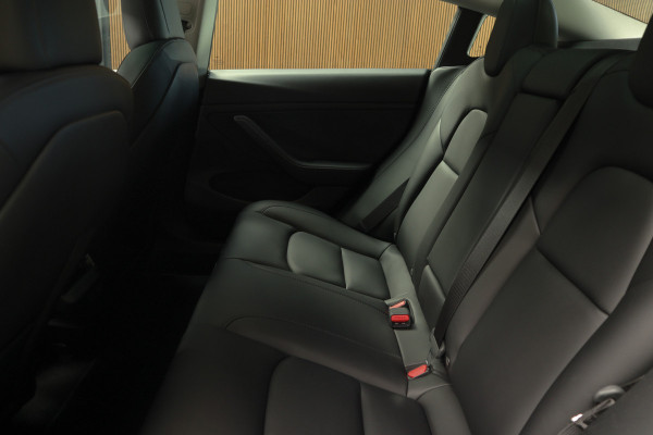 Tesla Model 3 Long Range AWD Dual Motor 75 kWh Autopilot ACC 360° Stuurverwarming Leer PDC Navi Panoramadak Elektr. achterklep Stoelverwarming voor & achter Climate voor & achter LM velgen BTW auto! Nieuw!