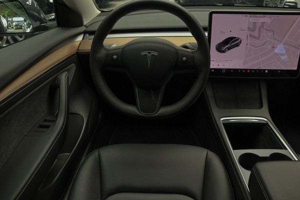 Tesla Model 3 Long Range AWD Dual Motor 75 kWh Autopilot ACC 360° Stuurverwarming Leer PDC Navi Panoramadak Elektr. achterklep Stoelverwarming voor & achter Climate voor & achter LM velgen BTW auto! Nieuw!