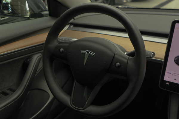 Tesla Model 3 Long Range AWD Dual Motor 75 kWh Autopilot ACC 360° Stuurverwarming Leer PDC Navi Panoramadak Elektr. achterklep Stoelverwarming voor & achter Climate voor & achter LM velgen BTW auto! Nieuw!