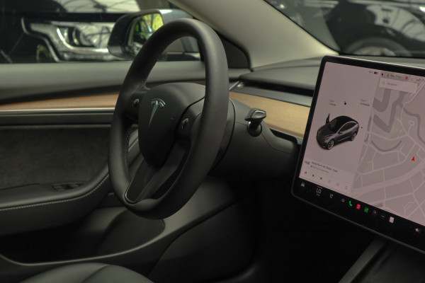 Tesla Model 3 Long Range AWD Dual Motor 75 kWh Autopilot ACC 360° Stuurverwarming Leer PDC Navi Panoramadak Elektr. achterklep Stoelverwarming voor & achter Climate voor & achter LM velgen BTW auto! Nieuw!