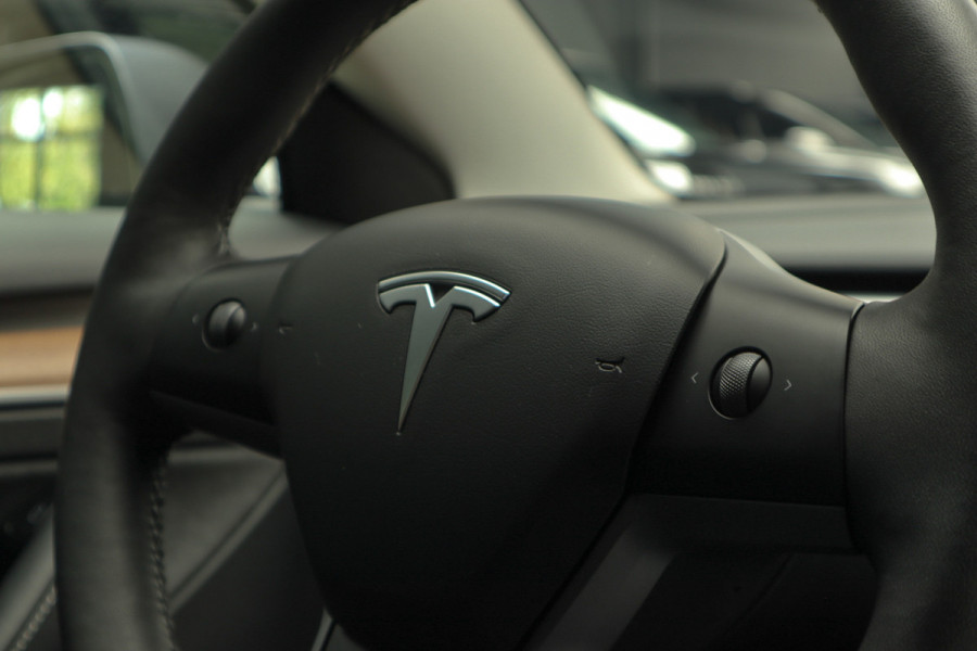 Tesla Model 3 Long Range AWD Dual Motor 75 kWh Autopilot ACC 360° Stuurverwarming Leer PDC Navi Panoramadak Elektr. achterklep Stoelverwarming voor & achter Climate voor & achter LM velgen BTW auto! Nieuw!