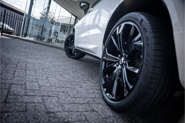 Volvo XC60 2.0 T6 Recharge AWD R-Design ** Luchtvering ** Panodak ** 360 HUD ** Trekhaak