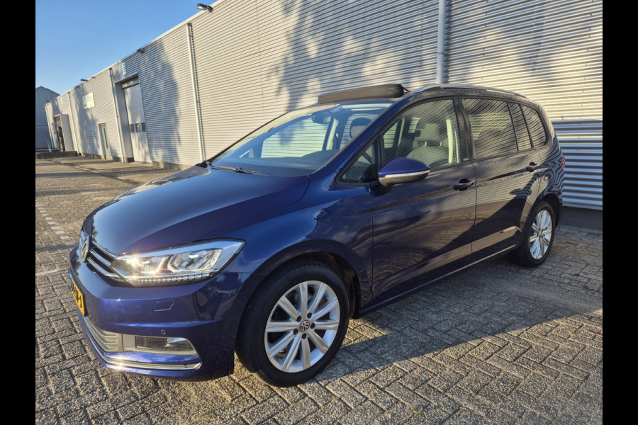 Volkswagen Touran 1.5 TSI Automaat Comfortline Business 7p LEd,Panorama,Nav/Camera Volkswagen Touran 1.5 TSI Automaat Comfortline Business 7p LEd,Panorama,Nav/Camera