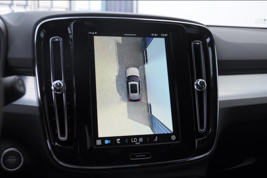 Volvo XC40 B4 211PK Automaat Plus Black Edition / Trekhaak / 360 Camera / Adaptieve cruise control / Stoel- en stuurwielverwarming / Elektrische achterklep / harman kardon Audio / App carplay /