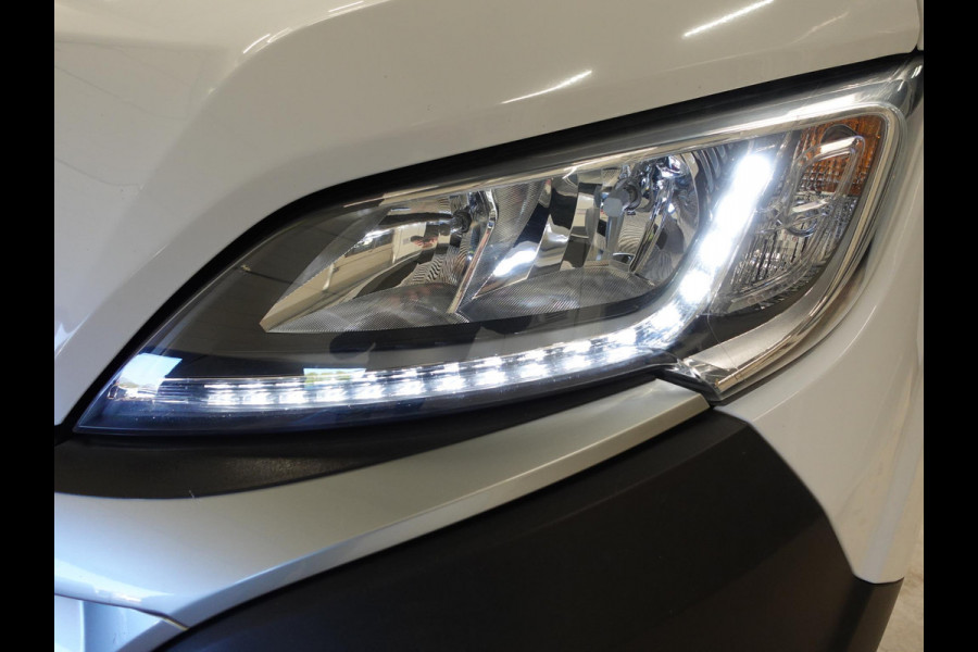 Citroën Jumper L2H2 120pk Navigatie Camera Airco Cruise control Trekhaak Sidebars 3-zits Euro6 Citroën Jumper L2H2 120pk Navigatie Camera Airco Cruise control Trekhaak Sidebars 3-zits Euro6